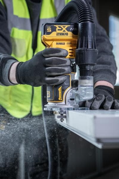 DEWALT DCW604NT-XJ, DCW604NT défonceuse utilisée avec extraction de poussière. Catégorie photographie.