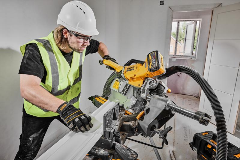 Scie DEWALT DCS781X2-QW, DCS781X2 utilisée par ouvrier équipé de protection.