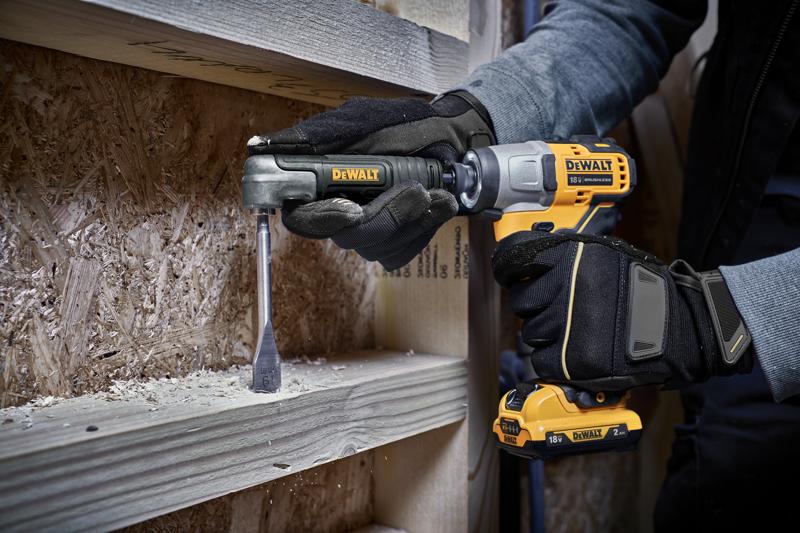 Personne perce du bois avec un accessoire DEWALT DT20500 et une visseuse sans fil.